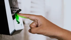 Instalación de sistemas de control de acceso para edificios inteligentes